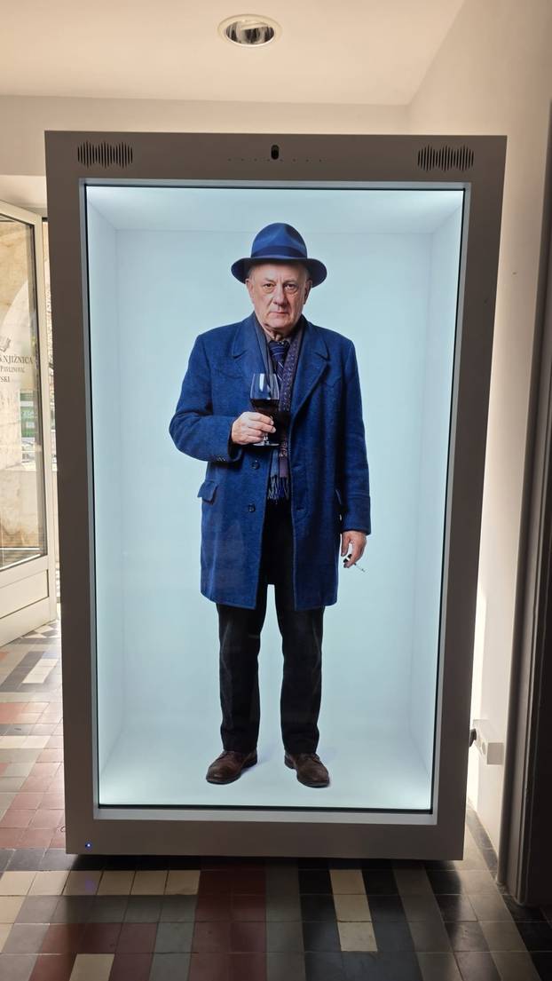 FOTO U Imotskom možete okinuti selfie s Tinom Ujevićem. Čak se i miče. Evo o čemu je riječ