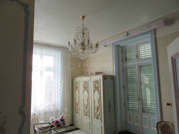 Ovako nešto nikad niste vidjeli! Prodaje se stan u Opatiji: Zlato, mramor, kipovi koji nose TV...