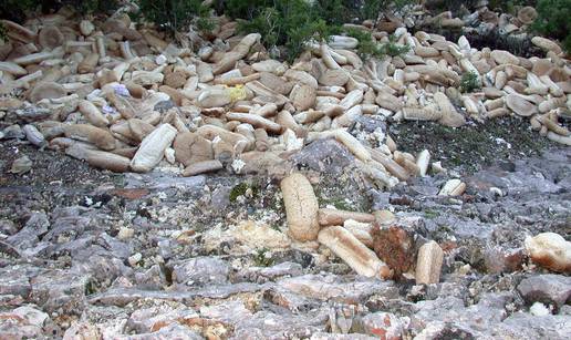 Hvar: Nepoznati pekar bacio gomilu kruha kraj glavne ceste