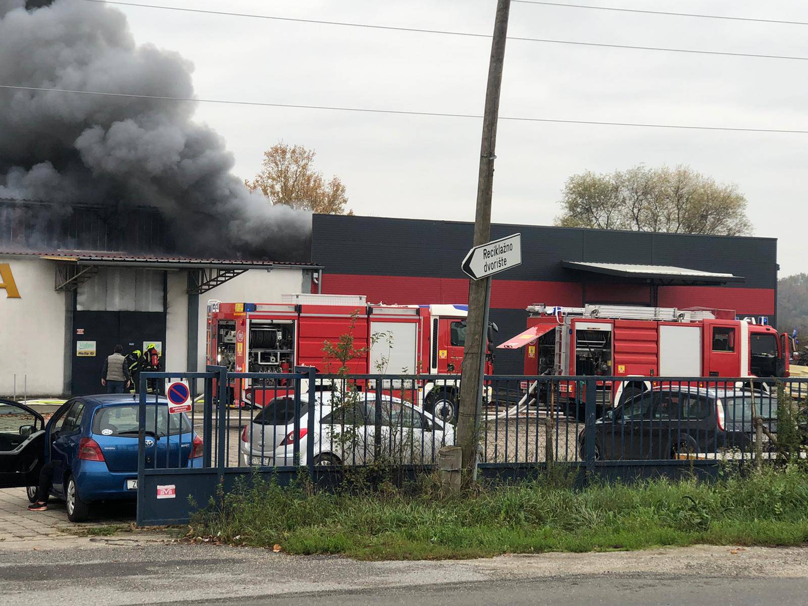 VIDEO U Sesvetama se zapalilo skladište: 'Čuli smo eksploziju'. Vatrogasac je rasjekao ruku