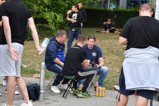 Zagreb: Stotine navijača satima strpljivo čekaju u redu kako bi nabavili ulaznice za utakmicu između Dinama i Chelseaja 