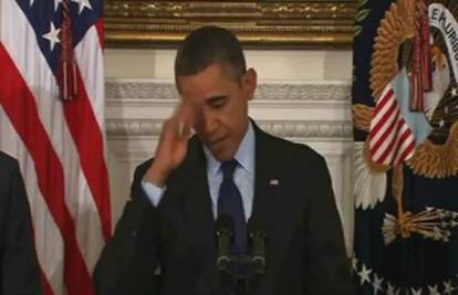 Muha "napala" Obamu usred govora, on se branio rukama