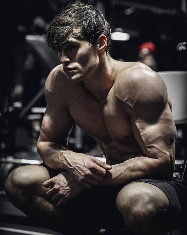 Od mršavog klinca do fitness modela i pozicije  kreativnog direktora Gymsharka