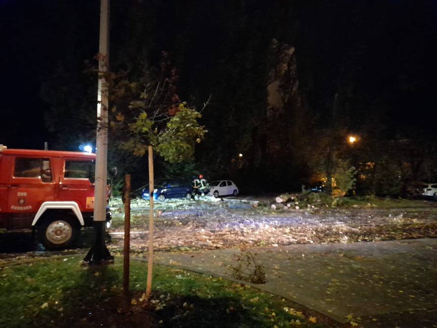 Strašno nevrijeme pogodilo je Zagreb, jak vjetar čupao stabla: 'Oštećeno je i nekoliko auta'