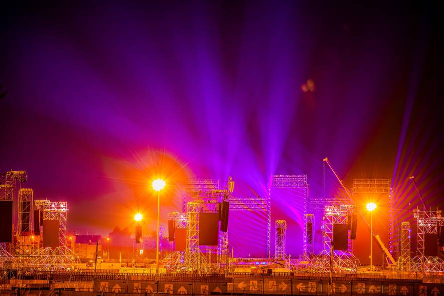Zagreb: Spektakularna svjetlosna proba na Hipodromu uoči Thompsonovog koncerta