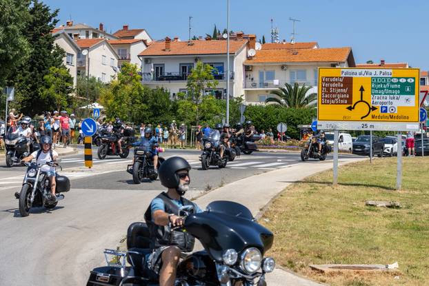 Nekoliko tisuća vlasnika Harley Davidsona prolazi kroz Pulu u defileu