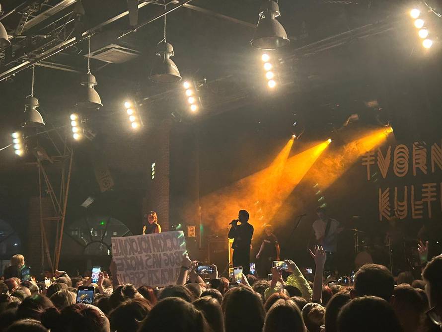 Joker Out rasplesao je Tvornicu Kulture: Hrvatice na pozornicu bacale ružičaste grudnjake...