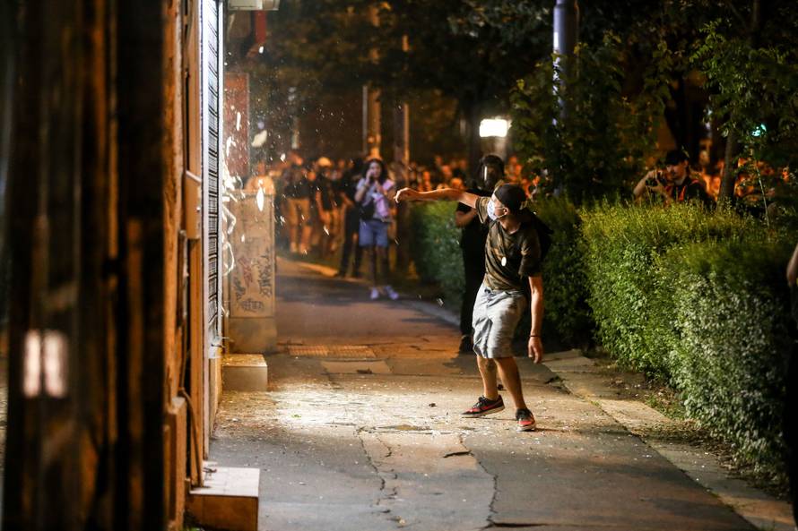Beograd: Novi prosvjed na beogradskim ulicama, okupljeni su bacali kamenje i pirotehnička sredstva
