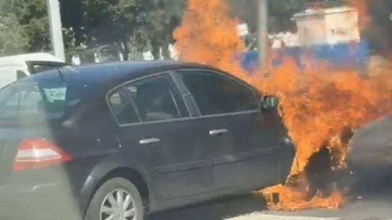 DRAMATIČNA SNIMKA Zabio se u semafor u Zagrebu i zapalio!