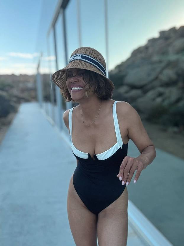 Ona ima 59 godina?! Ma nema šanse: Pogledajte kako je Halle Berry 'isfurala' duboki dekolte