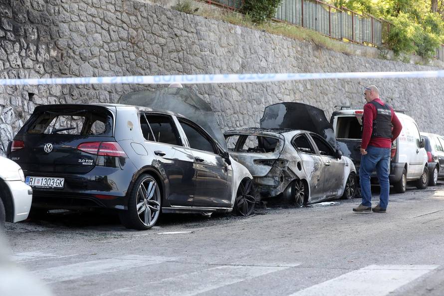 U Rijeci sinoć gorjelo šest automobila, očevid je u tijeku
