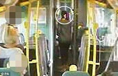 Huligani turistici u vlaku zapalili kosu s upaljačem