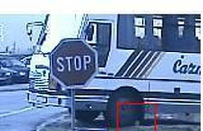 Vozač pod školski autobus stavio kamen da ne 'klizi'