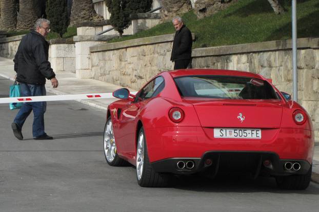 Split: Kerumov Ferrari 599 GTB mami pogled parkiran ispred zgrade Banovine 