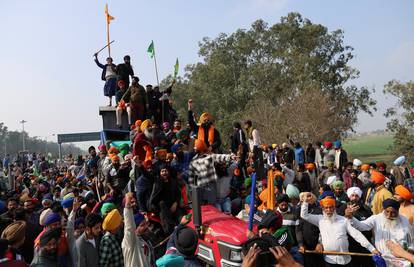 Poljoprivrednici idu prema New Delhiju, policija koristi suzavac