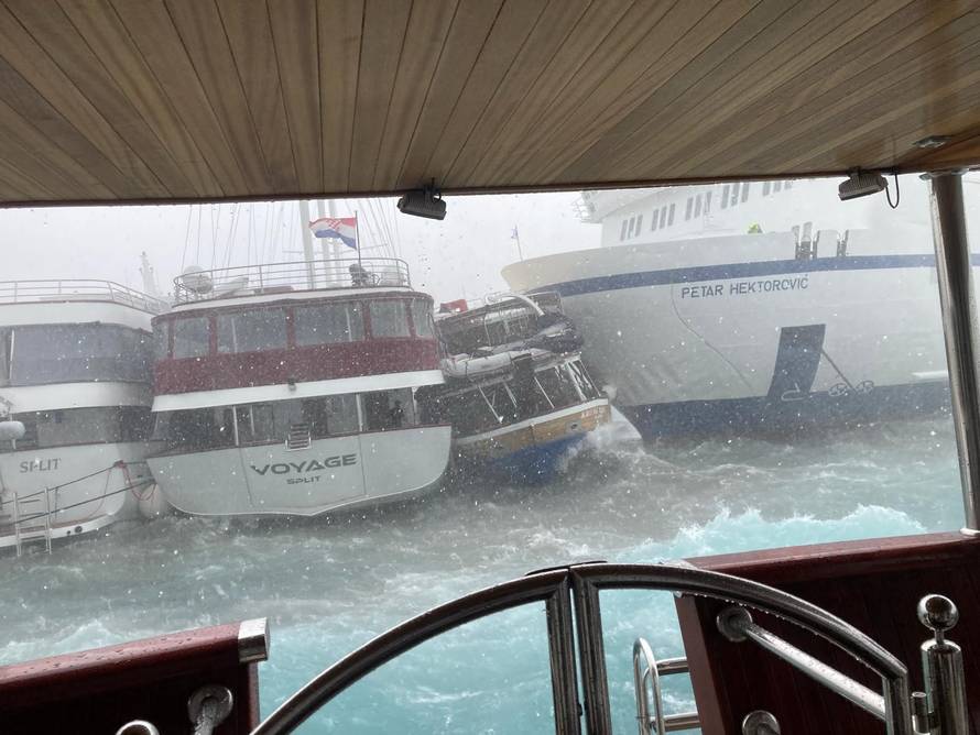 Dramatična snimka: Trajekt u Splitu potopio je drugi brod, čovjek morao skočiti u more!