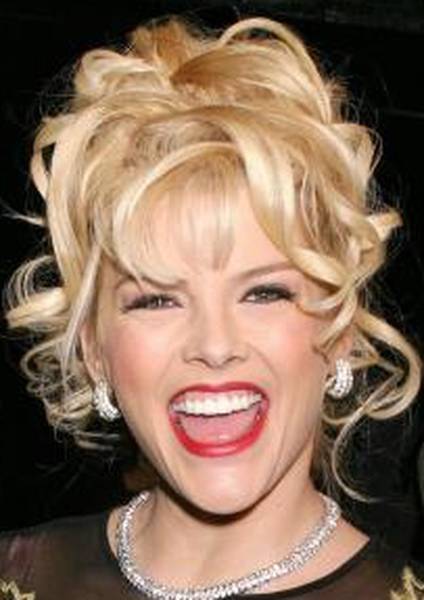 Anna Nicole Smith dies aged 39