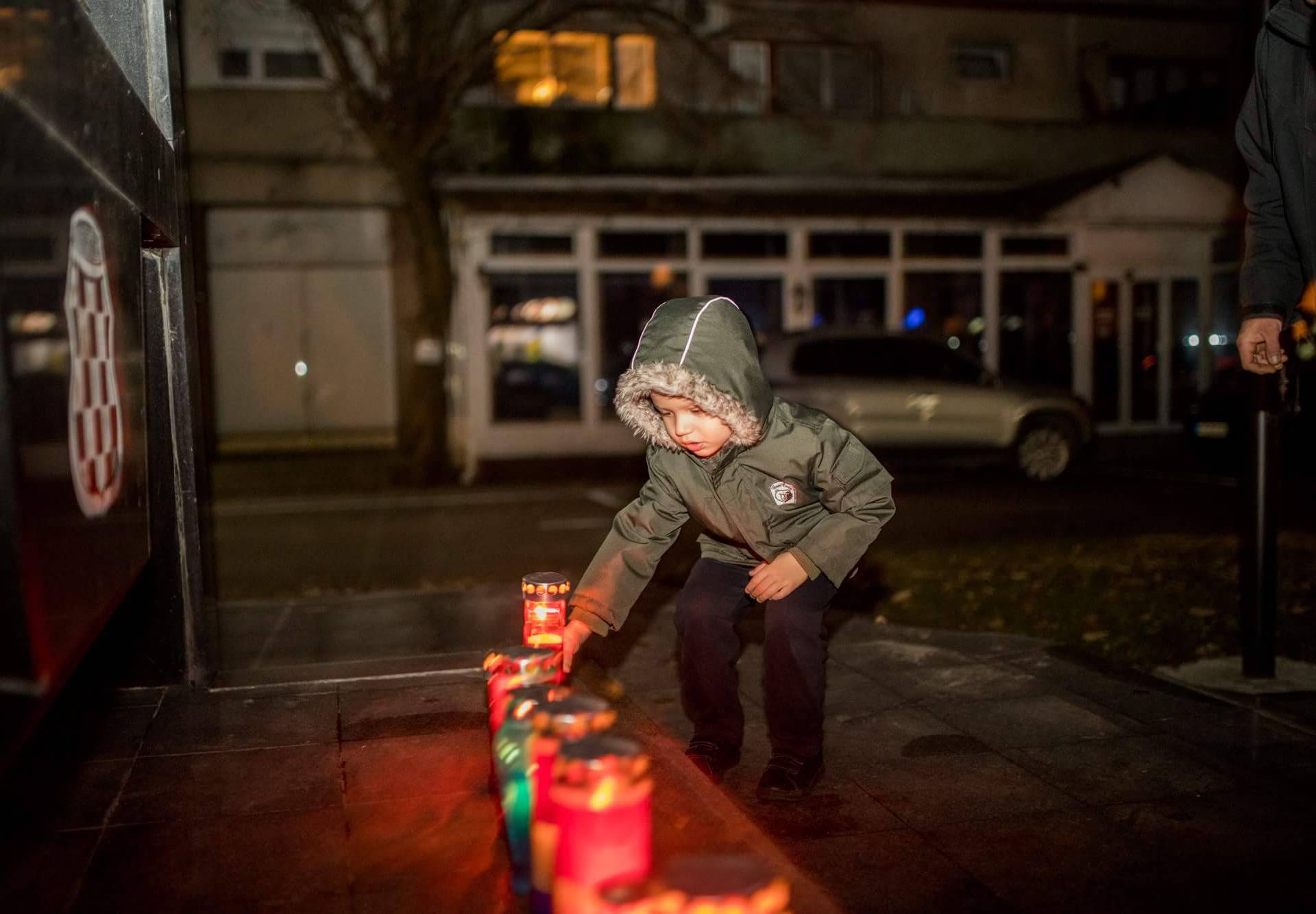 U BiH tisuće svijeća upaljeno za Praljka i haške osuđenike