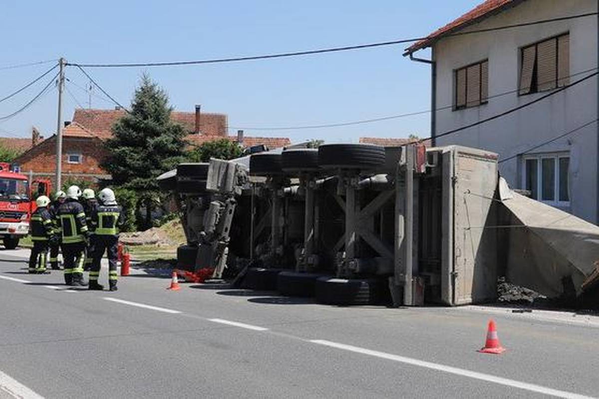 Prevrnuo se kamion kod Koprivnice, zakačio rasvjetni stup, prometni znak i ogradu