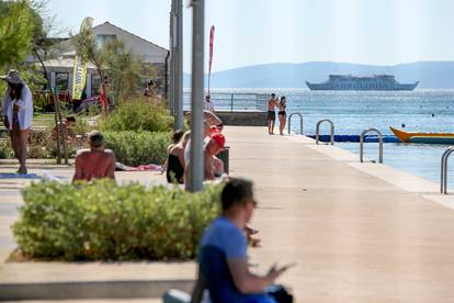 Zadar: Sunčan rujanski dan iskorišten za kupanje i skakanje u more