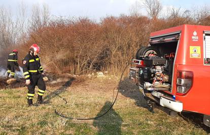 Gorjelo u Zagrebu: Vatrogasci su gasili požar skoro dva sata zbog nepristupačnog terena