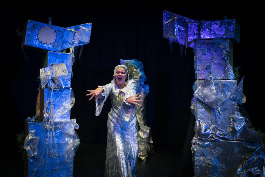 Dječaci utišavali djevojčice u kazalištu? Da, i to je moguće