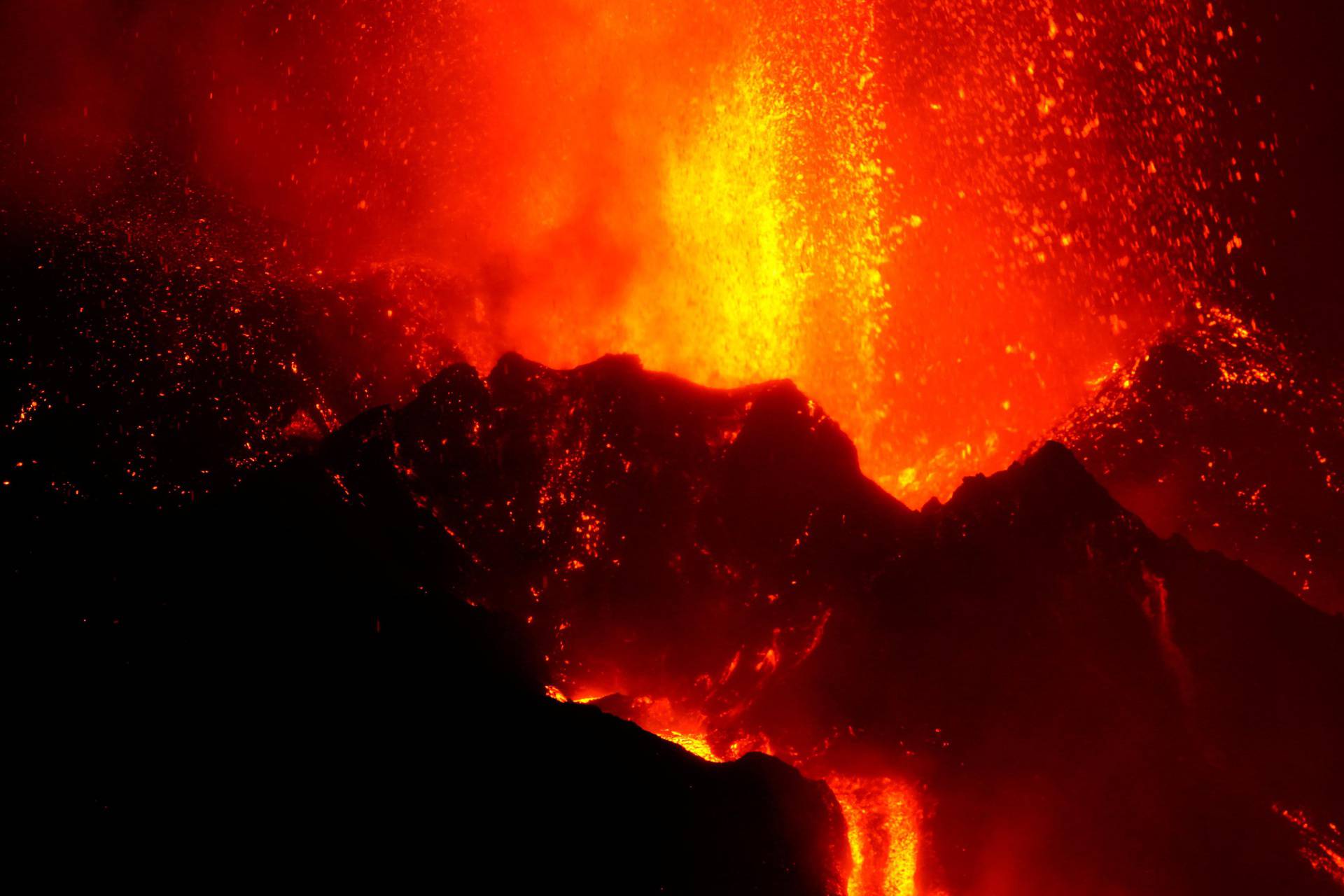 FOTO Vulkan na La Palmi se ne smiruje, rijeke lave gutaju kuće