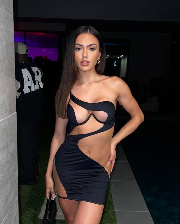 FOTO Otkrili ring djevojke za boksački spektakl. Jedna ima diplomu, druga se već skinula