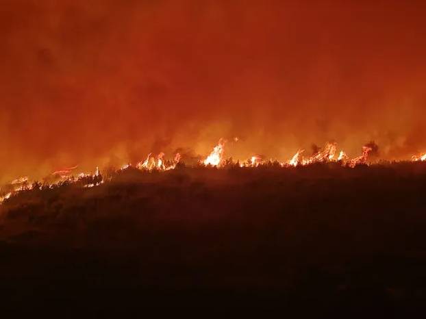 FOTO Potresne scene s Brača: Vatrogasci spavali na podu nakon gašenja požara...