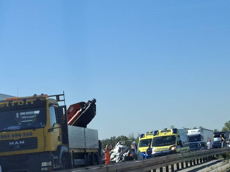 Fotografije s mjesta užasa: Auti su zdrobljeni između kamiona!