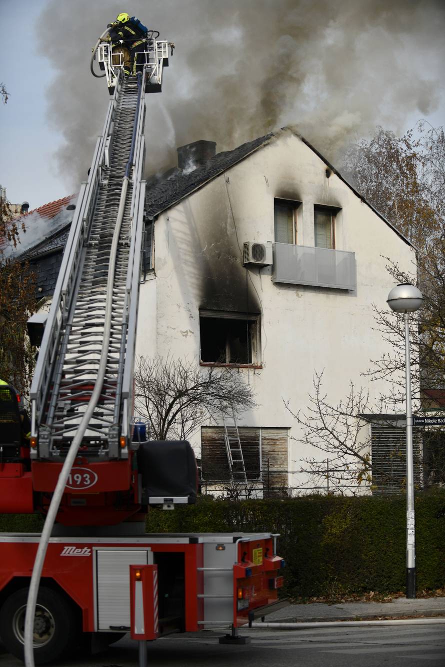 Zagreb: Vatrogasci gase požar na obiteljskoj kući u Maksimiru