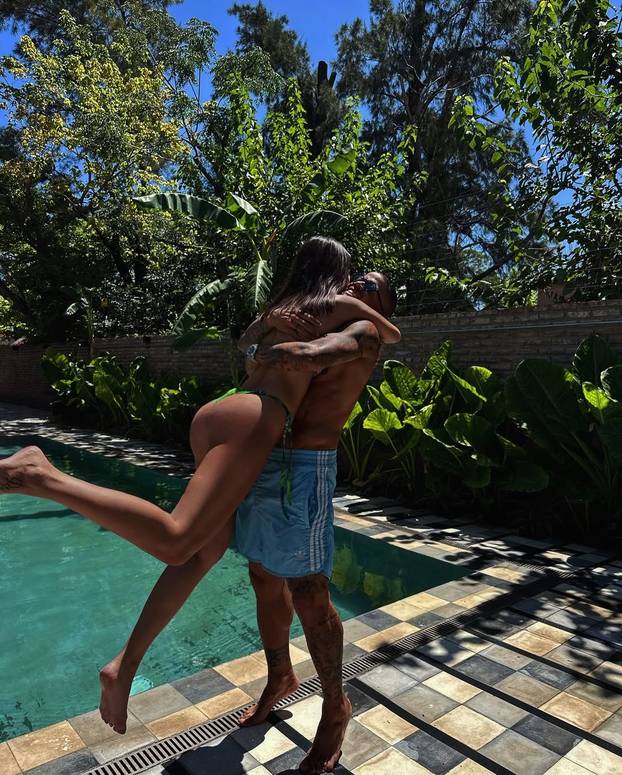 Supruga bivšeg dinamovca je zabljesnula na crvenom tepihu: Hvali se i fotkama u badiću!