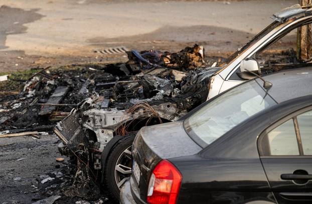 Zagreb: U Zapruđu u potpunosti izgorjela kamp prikolica, požar zahvatio i susjedna vozila