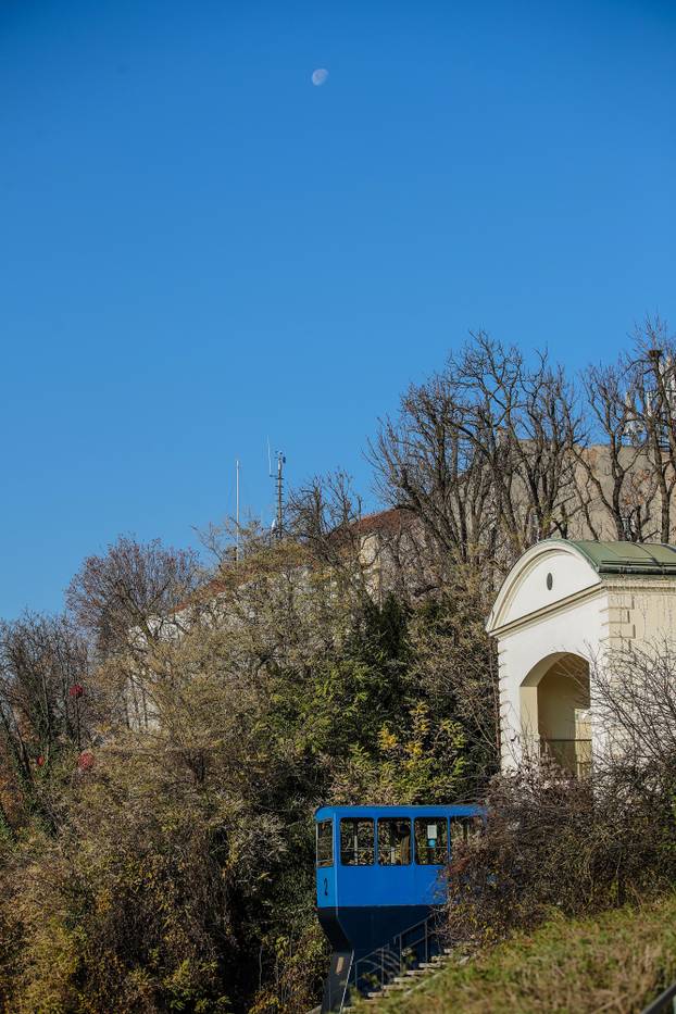 Zagreb: Mjesec u društvu sunčevih zraka stvorio posebnu sliku grada