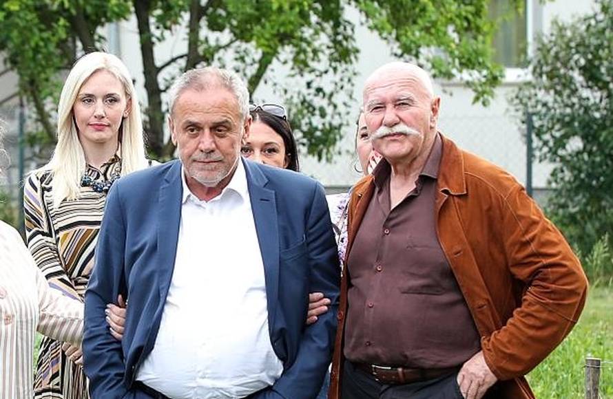 Što mu se dogodilo? Bandić je u Sesvetama teturao, suradnici ga morali pridržavati da ne padne