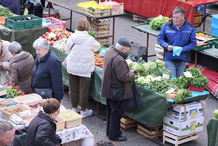 Zagreb: Topli i sunčani petak doveo veliki broj kupaca na standove Dolca Pod zidom i na Splavnici