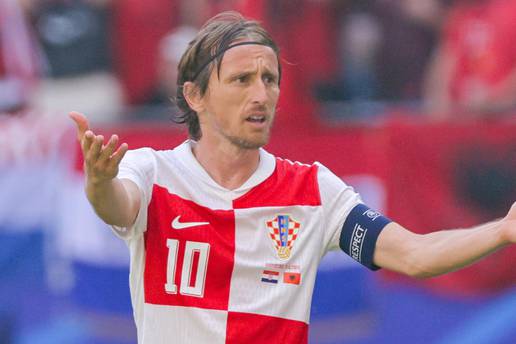 Dalić je nakon gola htio uvesti u igru dvojicu igrača. Modrić je digao ruku: 'Šefe, ne mijenjaj!'