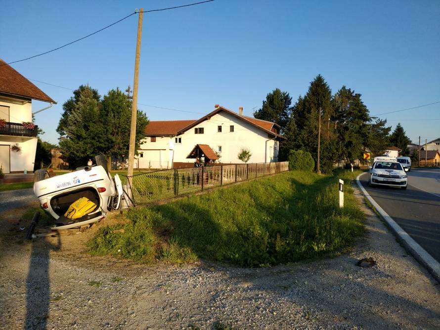 Sjekao zavoj? Alfom se zabio u Corsu pa se prevrnuo na krov
