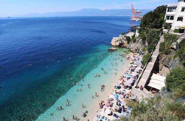 Rijeka: Kupači na gradskoj plaži Sablićevo