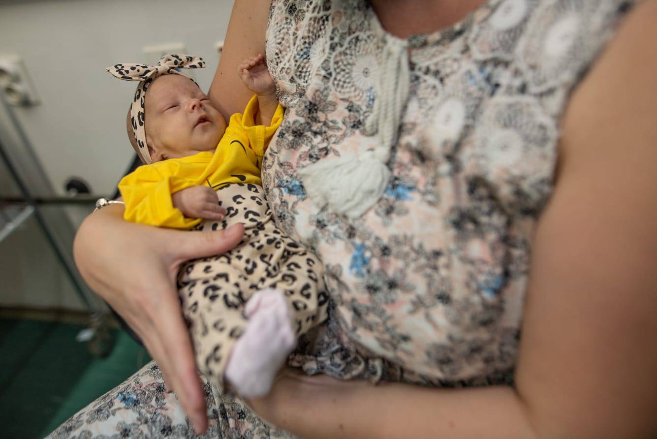 Beba u Osijeku rođena s tek 414 grama:  Prava je mala mrgudica