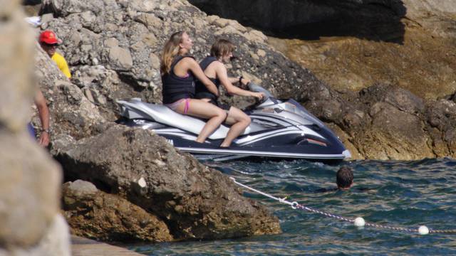 ARHIVA - Dubrovnik, 2009. Luka Modri? uživao s djevojkom Vanjom Bosni? na jet skiju