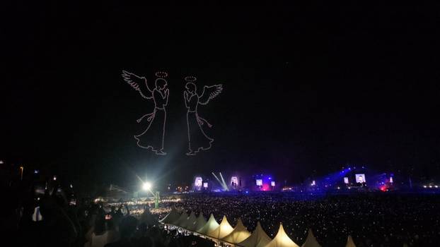 FOTO/VIDEO Spektakl na nebu: Dronovi formirali križ, Gospu...