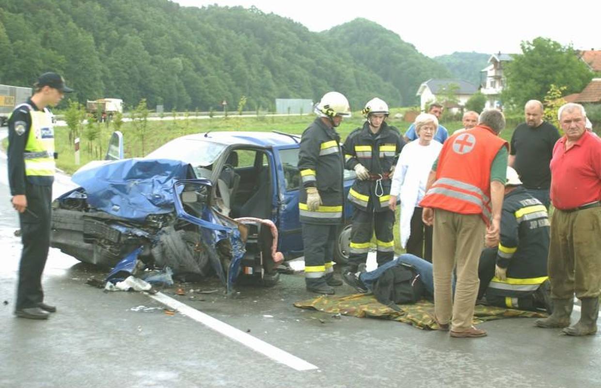 Teška prometna u Maclju: Sjekirom oslobodili vozača