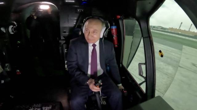 Putin 'poletio': Ruski mediji objavili snimke predsjednika u simulatoru helikoptera