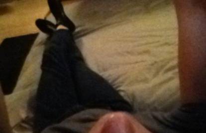 Evo je opet: Demi na Twitteru objavila sliku iz spavaće sobe