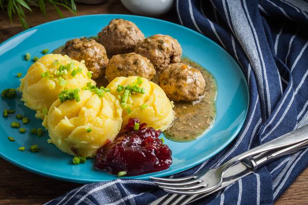 Meatballs,In,Sauce,With,Potatoes,And,Cranberry,Jam.
