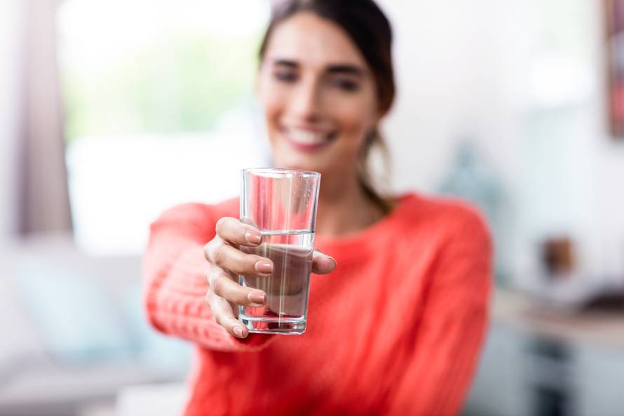 Voda sobne temperature naspram hladne vode: Je li doista važno koju ćete popiti?