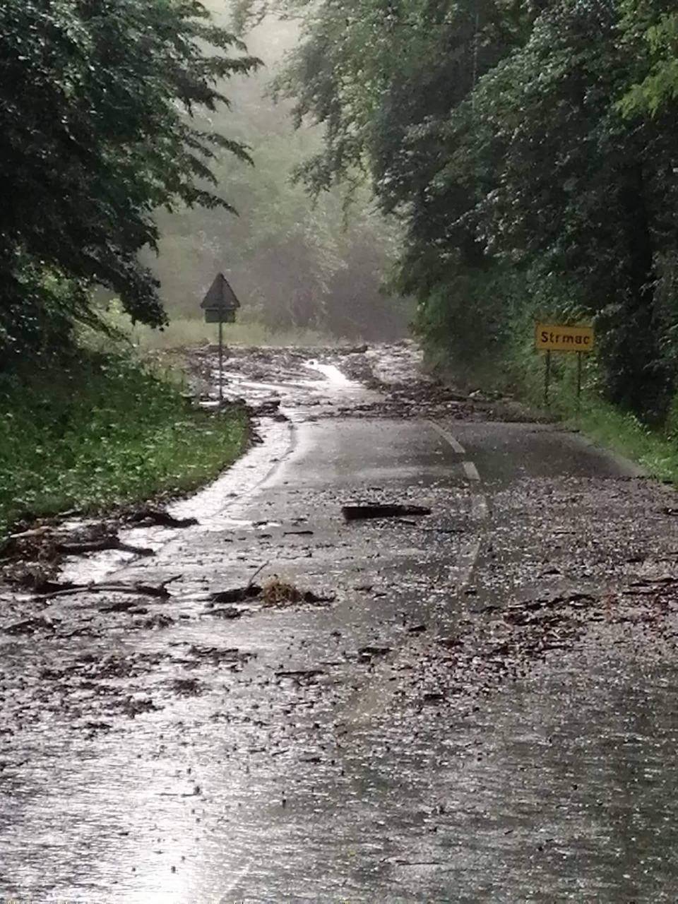 'Zbog velike kiše i odrona smo morale ostaviti auto na cesti...'