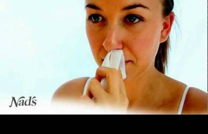 Novi kozmetički trend: Dlačice iz nosa čupaju se s voskom