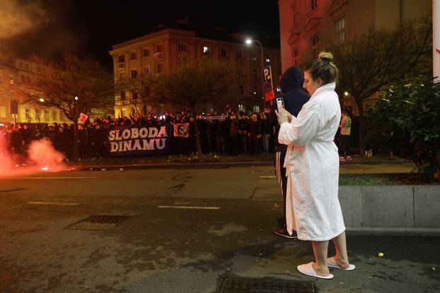 Zagreb: Djevojka u ogrtaču izašla je ispred hotela kako bi snimila bakljadu Bad Blue Boysa 